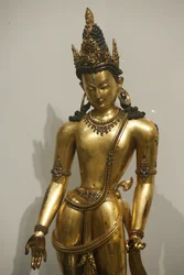 Musée Victoria et Albert. Le Bodhisattva Avalokiteshvara (Padmapani, porteur du lotus). 1300-1400. Dynastie Malla. Népal. Cuivre doré avec pierres précieuses et semi-précieuses. Royaume-Uni
