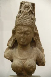 Musée Victoria et Albert. Yogini. 800-900. Période Pratihara. Grès. Inde centrale (Madhya Pradesh). Royaume-Uni