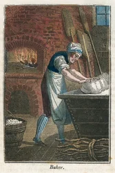 Le boulanger pétrissant la pâte sur le couvercle d