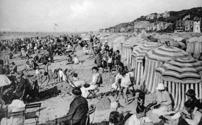 La plage, Trouville, France, années 1920