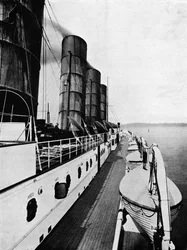 Le pont des bateaux du Lusitania, montrant les canots de sauvetage
