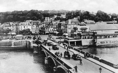 Le pont sur la rivière Touques, Trouville, France, vers 1920