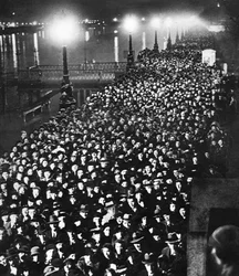 La foule attendant de passer devant le catafalque du roi George V dans Westminster Hall, Londres, janvier 1936