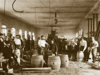 La fabrication de tonneaux en bois à Pilsen, années 1880