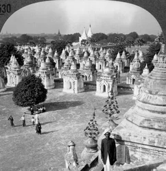 La section nord des 450 pagodes, Mandalay, Birmanie Myanmar, années 1900
