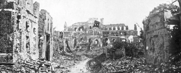 La ville en ruines et le clocher de l