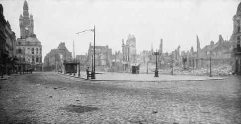 Les ruines et le clocher de Douai, France, 1918