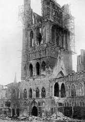 La tour du Market Hall après un bombardement allemand, Ypres, Belgique, Première Guerre mondiale, 1920