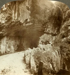 La merveilleuse route de Bratlandsdal, creusée à travers des parois rocheuses solides, Norvège, vers 1905