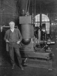 Thomas Alva Edison, inventeur américain, avec sa première dynamo pour produire de la lumière électrique, années 1880