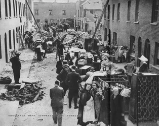 Des milliers furent soudainement rendus sans abri, vers 1940-1942
