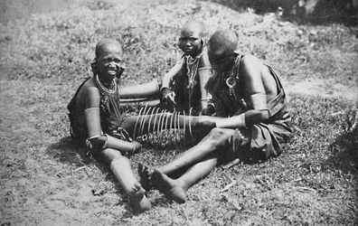 Trois jeunes femmes masaï, 1912