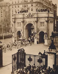 À travers la Porte des Souverains, Marble Arch, 12 mai 1937