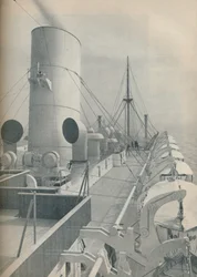 Pont supérieur du Strathmore avec des canots de sauvetage modernes
