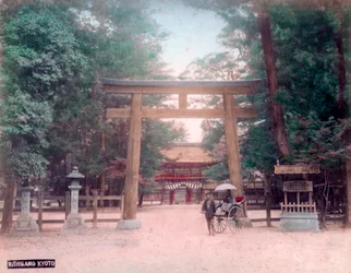 Torii, porte du sanctuaire, Nishigamo, Kyoto, Japon