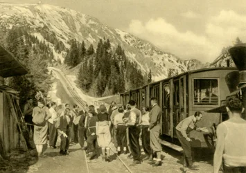 Touristes à la station Baumgartnerhaus sur le chemin de fer du Schneeberg, Basse-Autriche, vers 1935