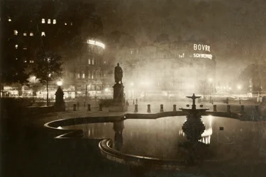 Trafalgar Square. Vue vers Charing Cross. Londres de nuit, 1928