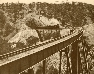 Train passant sur le viaduc, chaîne de Mount Lofty, Australie du Sud, 1930