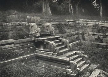 Escalier dans un bassin de baignade maçonné, Anuradhapura, 1926