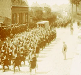 Troupes en marche, Alveringem, Flandre, Belgique, vers 1914-1918