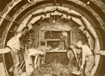 Excavation du tunnel du métro par le moyen du bouclier de forage Greathead, vers 1930