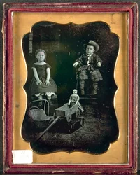Deux enfants avec des jouets