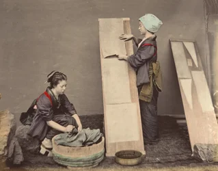[Deux femmes japonaises posant avec du linge], 1870s