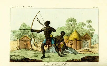 Deux hommes de Luanda de Cancobella, Angola, avec arcs et flèches, devant des habitations, huttes, autels fétiches sacrés, etc.