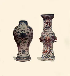 Deux vases en porcelaine émaillée, chinois, 15e-17e siècles