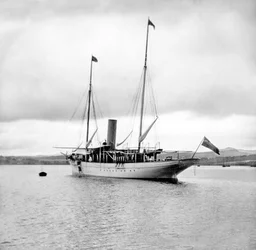 Royaume-Uni : Un yacht à vapeur au mouillage. vers 1890