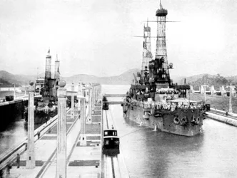 Navires de guerre américains passant par une écluse, canal de Panama, Panama, 1926