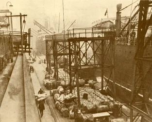 Déchargement des navires de ravitaillement aux Royal Albert Docks, Londres, vers 1930