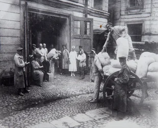 Déchargement de nourriture, Maison des Scientifiques, Petrograd, Russie