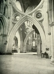 Arches inhabituelles dans la cathédrale de Wells - se rencontrent pour former une croix de Saint-André et ont été construites ainsi en 1338
