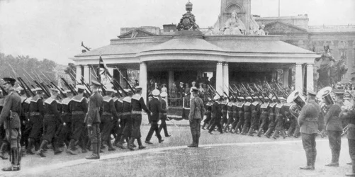 Défilé de la victoire passant devant le Victoria Memorial et le palais de Buckingham, Londres, 19 juillet 1919