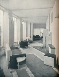 Vue de la salle du soleil en plein jour, montrant les trois fenêtres et colonnes, 1930