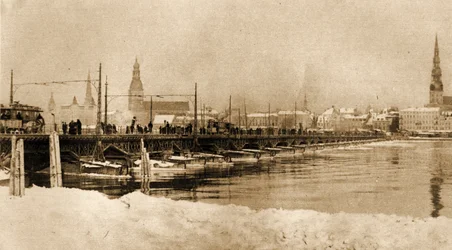 Vue du pont flottant sur la Dvina, Riga, Lettonie, 1915