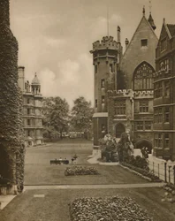 Vue des jardins de Middle Temple depuis Fountain Court, vers 1935