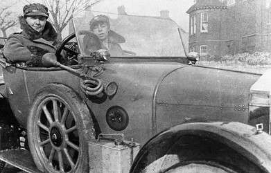 Femmes conductrices bénévoles dans une Wolseley, données pour l