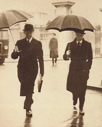 Marcher sous la pluie, 1937