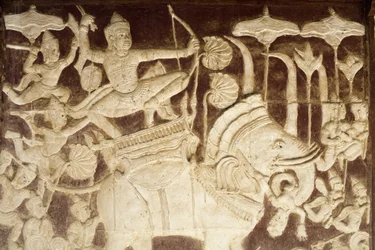 Wat Ounalom : sculpture représentant une scène de bataille du Ramayana, Phnom Penh, Cambodge
