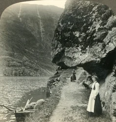 Où la route se glisse sous les falaises surplombantes par les eaux du Nerofjord, Norvège, vers 1905