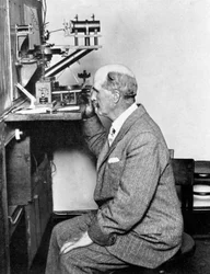 William Henry Bragg, physicien anglais, début du XXe siècle