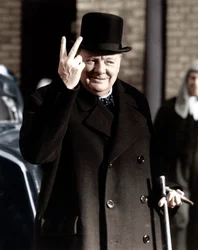 Winston Churchill faisant son célèbre signe V de la victoire, 1942