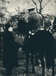 Avec le roi George V aux exercices militaires, 1913, 1945