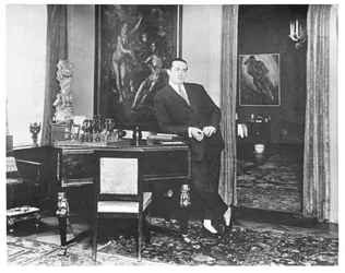 Wolfgang Gurlitt dans le bureau de sa galerie à la Potsdamer Strasse, Berlin, vers 1925