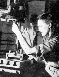 Femme ouvrière en armement, Seconde Guerre mondiale