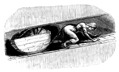 Femme tireuse traînant un traîneau de charbon le long d