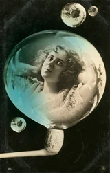 Femme reflétée dans une bulle, carte postale, vers 1890-1909