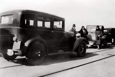 Femmes et voitures garées, 1930